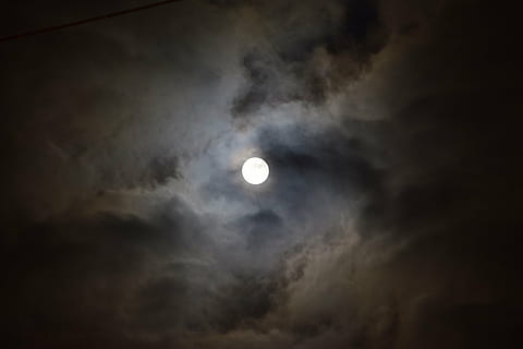 fotografia de lluna, lluna, lluna plena, mitjanit, núvols, fosc, nit, núvol, trist, llum de la lluna, super luna, mysthisch, misteriós, naturalesa, escenics, astronomia, núvol - cel, cap gent, tranquil·litat, cel, bellesa a la natura, espai, escenics - natura, a l'aire lliure, vista d’angle baix, exploració, cercle, forma geomètrica, escena tranquil·la, ominós, Lluna planetària, 5K, CC0, domini públic, lliure de regalies