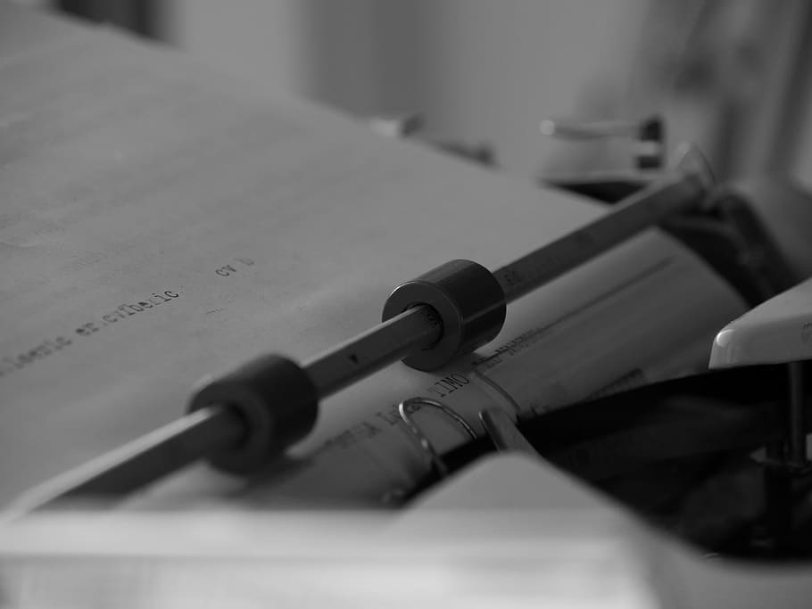 Schreibmaschine, alt, Maschine, retro, verlassen, mechanisch, Briefe, Text, Metall, Büro, Nostalgie, Papier-, Schriftart, Buchstaben tippen, Blatt, Musik-, Schwarz und weiß, Musikinstrument, Gesetz, selektiver Fokus, drinnen, Rechtssystem, Nahansicht, Hammer, keine Leute, Stillleben, Tabelle, dokumentieren, Kommunikation, Schreibgerät, Buch, Stift, Ausrüstung, Veröffentlichung, Holz - Material, Geschichte, 4K