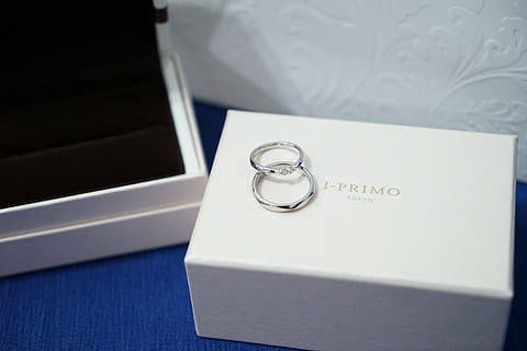 pair, silver-colored wedding bands, box, ring, get married, silver, jewellery, communication, indoors, no people, wireless technology, celebration, close-up, computer, connection, event, text, two objects, technology, laptop, love, copy space, furniture, wedding, paper, western script, jewelry, purity, 5K, CC0, public domain, royalty free