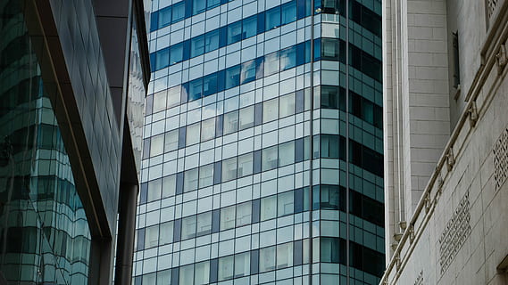 Pohled, bílý, budova, architektura reproduktor, Ach, výškové, architektura, okno, odraz, sklenka, stavba, exteriér budovy, nízký úhel pohledu, nikdo, moderní, sklo - materiál, kancelář, celý rám, kancelářská budova exteriér, město, den, venku, pozadí, Příroda, vzor, mrakodrap, 5K, CC0, veřejná doména, bez autorských práv