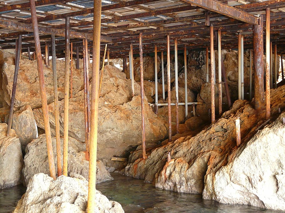aste, supporto, vecchio, arrugginito, inossidabile, in casa, nessuno, giorno, roccia, roccia - oggetto, solido, acqua, legno - materiale, natura, architettura, struttura costruita, formazione rocciosa, bellezza nella natura, lungomare, la tranquillità, a distanza, ruvido, scenics - natura, 2K