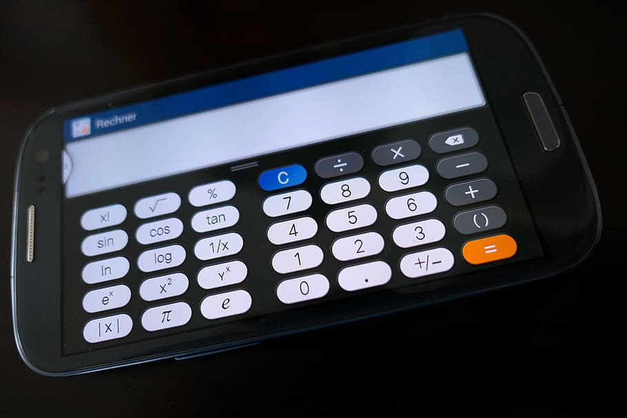 Taschenrechner, Mathematik, Anzahl, Schule, Studie, Zahlen, Technologie, Nummer, drinnen, Kommunikation, Tastenfeld, Geschäft, Nahansicht, Computerausrüstung, keine Leute, Gerätebildschirm, kabellose Technologie, Flüssigkristallanzeige, Computer, Steuerung, Finanzen, Bildschirm, Studioaufnahme, schwarzer Hintergrund, beleuchtet, Tastatur, Druckknopf, globale Kommunikation, 5K