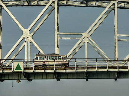 autobus, most, trenér, dak passagier, stavba, architektura, most - mužská konstrukce, spojení, nikdo, den, nebe, přeprava, kov, nízký úhel pohledu, exteriér budovy, průmysl, město, Příroda, venku, visutý most, čisté nebe, zábradlí, nosník, ocel, znečištění, 1080P, CC0, veřejná doména, bez autorských práv