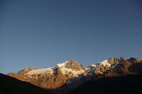 alpini, munți, ușoară, umbră, Alpi, munţi, peisaj, top, vârf, Munte, de munte, natură, obiect de rocă, nici o persoana, cer, scenice - natura, frumusețe în natură, cer senin, spațiu copie, stâncă, albastru, zi, mediu inconjurator, lumina soarelui, solid, liniște, însorit, o scenă liniștită, zăpadă, în aer liber, varf de munte, un munte acoperit de zăpadă, formare, arid clima, 4K, CC0, domeniu public, fără drepturi de autor