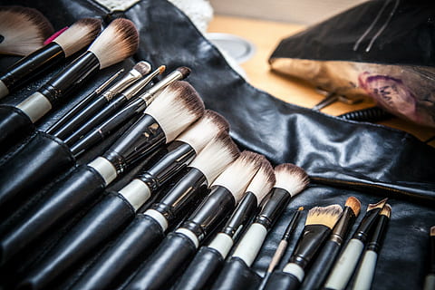 černá a hnědá make-up štětce hodně, makeup, kartáč, móda, kosmetický výrobek, umělec, zboží, řemeslo, soubor, osobní příslušenství, detail, uvnitř, nikdo, pistole, selektivní zaměření, zbraň, výběr, Černá barva, variace, kulka, velká skupina objektů, sdělení, v řadě, hrozby, bezpečnostní, skupina, štětec na makeup, sbírka, agrese, 5K, CC0, veřejná doména, bez autorských práv