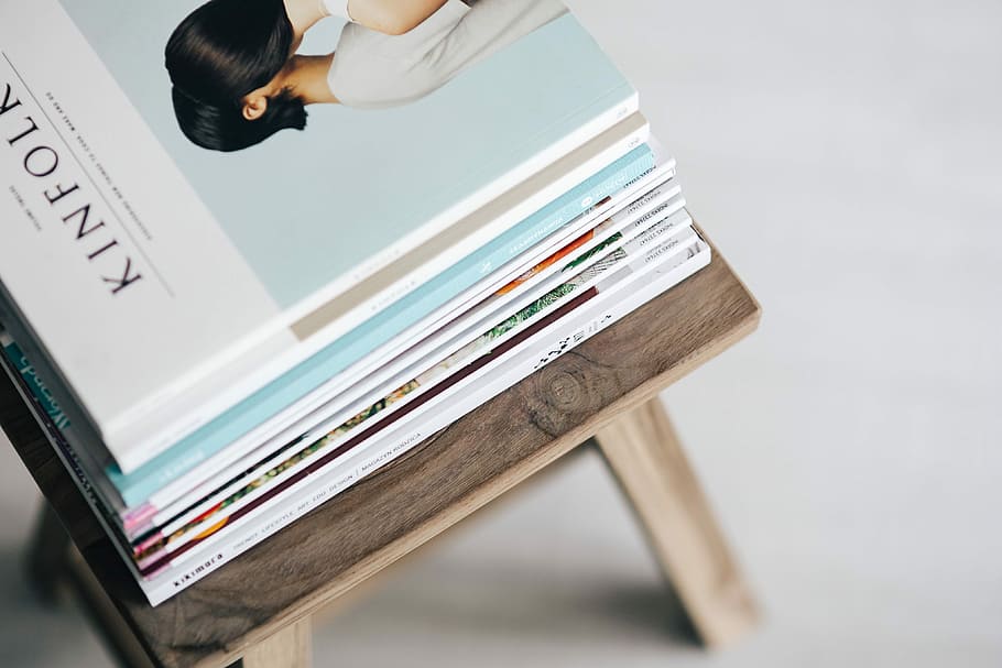 riviste, di legno, sgabello, pila, leggere, lettura, parentela, attività commerciale, uomini, adulto, una persona, uomo d'affari, supporti stampati, immagine a colori, tecnica dell'immagine, tipo di immagine, libro, lavoro, documento, persone, girato in studio, sfondo bianco, valuta cartacea, avvicinamento, pubblicazione, carta, in casa, formazione scolastica, grande gruppo di oggetti, finanza, parte del corpo umano, equilibrio, file, lavoro d'ufficio, comunicazione, tavolo, scelta, conto, 4K