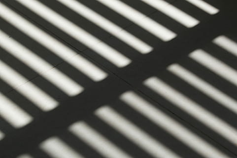 Senza titolo, ombra, luce del sole, Linee, parallelo, modello, sfondi, fotogramma intero, a strisce, nessuno, astratto, in casa, ripetizione, persiane, avvicinamento, caratteristica della parete, luce - fenomeno naturale, architettura, di fila, natura, pavimentazione, struttura costruita, strutturato, concentrarsi sull'ombra, 5K, CC0, dominio pubblico, privo di copyright