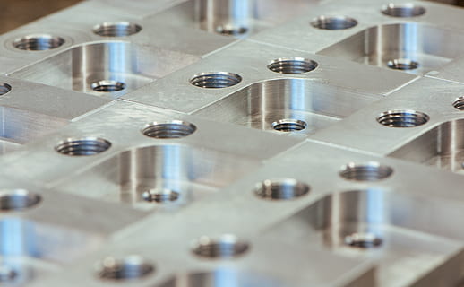 Nahaufnahmefoto, Metallteil, Löcher verschrauben, Metall, Fäden, Nahansicht, Makro, Industrie, stehlen, poliert, Material, Arbeit, mechanisch, Konstruktion, drinnen, Knopf, Musik-, Tonaufzeichnungsgeräte, Technologie, keine Leute, Tonmischer, Steuerung, High Angle View, selektiver Fokus, Tontechnik, Fülle, große gruppe von gegenständen, in einer Reihe, Tag, Ausrüstung, wählen, 4K, CC0, gemeinfrei, lizenzfrei