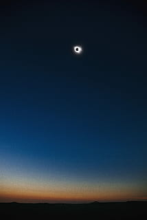 eclissi solari, montagna di sagoma, blu, cielo, eclissi solare, eclisse, sole, Luna, orizzonte, crepuscolo, tramonto, Wyoming, paesaggio, Orientamento verticale, stella, arancia, acqua, notte, spazio, copia spazio, scenics - natura, bellezza nella natura, nessuno, buio, scena tranquilla, natura, astronomia, la tranquillità, cielo sereno, stella - spazio, mezzaluna, ambiente, all'aperto, Luna piena, chiaro di luna, 5K, CC0, dominio pubblico, privo di copyright