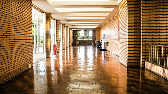 marron, en bois, couloir de plancher, architecture, mur de briques, bâtiment, plafond, contemporain, porte, vide, extincteur d'incendie, sol, couloir, à l'intérieur, design d'intérieur, hall, les plantes, brillant, la fenêtre, plancher en bois, arcade, la voie à suivre, direction, structure construite, une personne, journée, absence, perspective décroissante, matériel d'éclairage, brique, santé et médecine, 4K