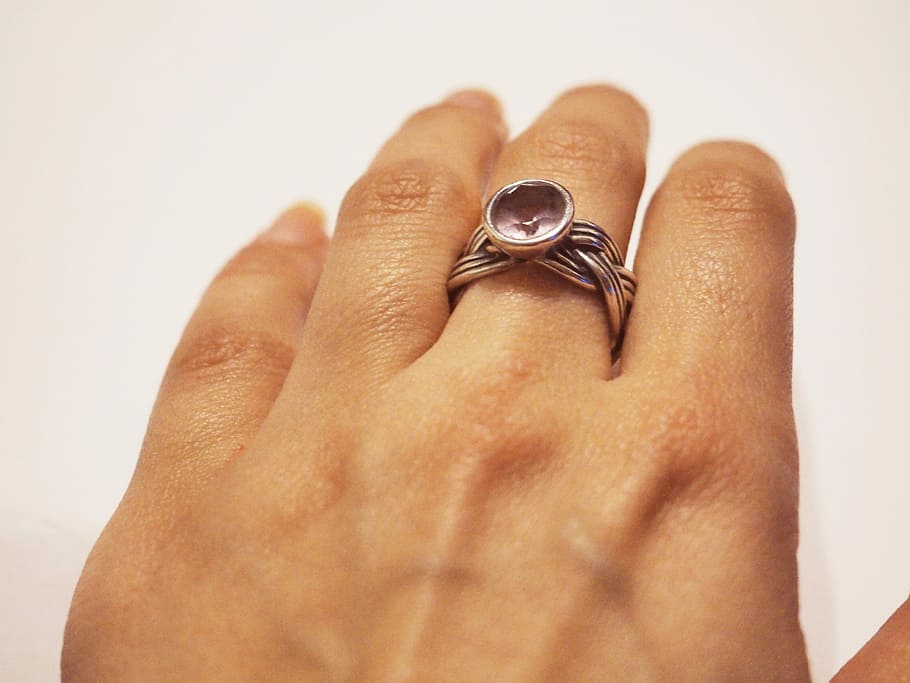 mano, squillare, femmina, mani, dita, mani femminili, anello, ragazza, donna, nozze, parte del corpo umano, mano umana, sposato, sposa, dito, dito umano, parte del corpo, in casa, gioielli, una persona, girato in studio, avvicinamento, fede, sfondo bianco, donne, anello di fidanzamento, evento, accessorio personale, stili di vita, color argento, 4K