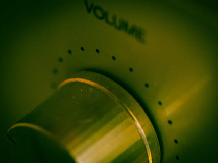 grigio, manopola del regolatore del volume, volume, controllore, musica, miscelatore, Audio, controllo del volume, sistema musicale, datailaufnahme, amplificatore, mixer audio, strumento, elettricamente, pulsante, nessuno, avvicinamento, in casa, giallo, colore verde, messa a fuoco selettiva, cibo e bevande, bere, natura morta, primo piano estremo, rinfresco, astratto, testo, freschezza, design, sfondi, vista dall'alto, forma, girato in studio, modello, 4K, CC0, dominio pubblico, privo di copyright