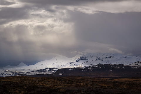 Solstraaler, landskab, felter, bjerge, sne, bakker, skyer, overskyet, natur, bjerg, kold temperatur, sky - himmel, vinter, miljø, himmel, scenics - natur, skønhed i naturen, snedækket bjerg, bjergkæde, ro, rolig scene, ingen mennesker, rejse, rejsemål, dramatisk himmel, bjergtop, 1080P, CC0, offentligt domæne, royaltyfrie