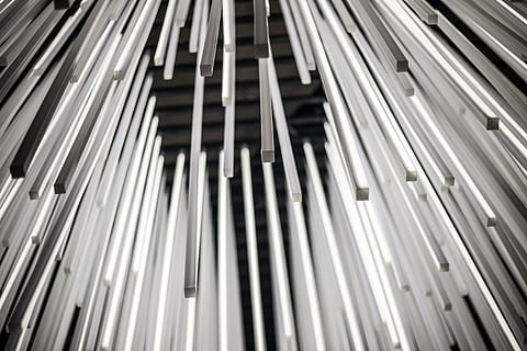 luci, in scala di grigi, modello, monocromatico, design, spazio, struttura, 3d, geometrico, simbolo, moderno, geometria, pali della luce, freddo, occhiali da sole, arredamento, decorativo, arte, sfondi, fotogramma intero, nessuno, metallo, architettura, avvicinamento, Inquadratura dal basso, ripetizione, luce del sole, giorno, in casa, struttura costruita, astratto, di fila, vetro - materiale, color argento, natura, acciaio, lega, 5K, CC0, dominio pubblico, privo di copyright