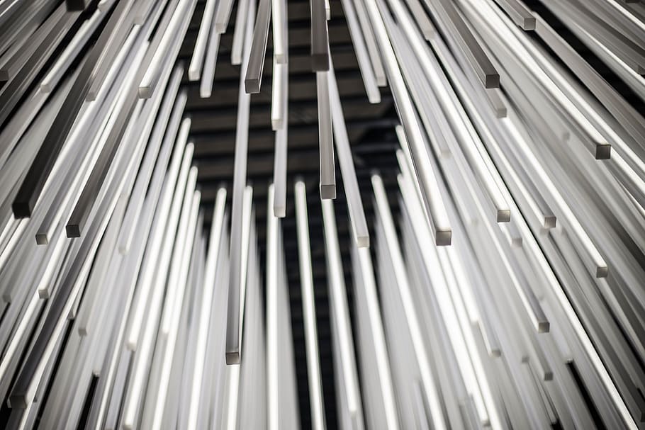 luci, in scala di grigi, modello, monocromatico, design, spazio, struttura, 3d, geometrico, simbolo, moderno, geometria, pali della luce, freddo, occhiali da sole, arredamento, decorativo, arte, sfondi, fotogramma intero, nessuno, metallo, architettura, avvicinamento, Inquadratura dal basso, ripetizione, luce del sole, giorno, in casa, struttura costruita, astratto, di fila, vetro - materiale, color argento, natura, acciaio, lega, 5K