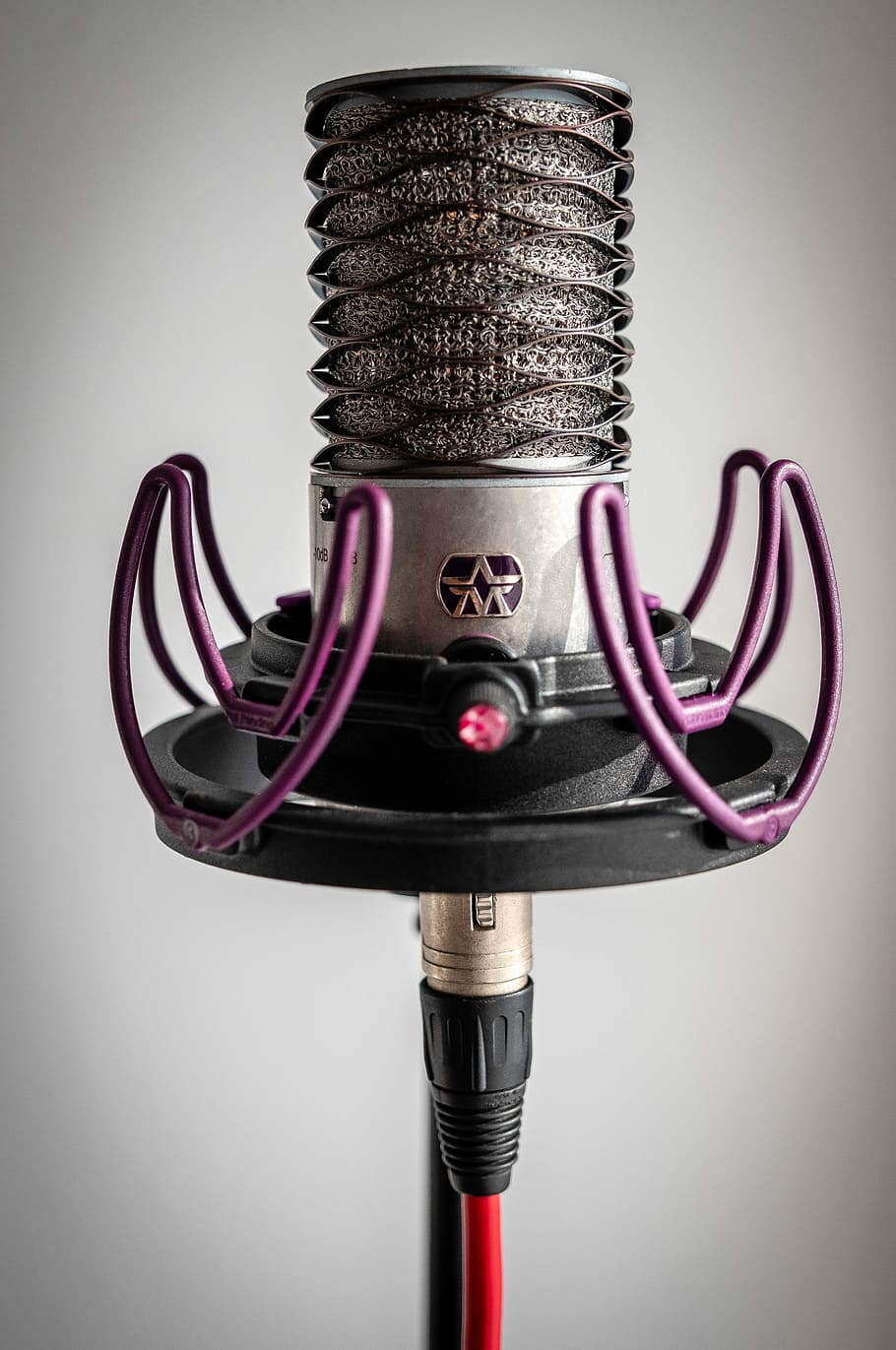 micròfon de condensador gris, micròfon, origen aston, eix, cable xlr, enregistrament, registre, estudi, àudio, música, so, tecnologia, micro, parlar, metall, cantar, plata, cantant, artistes, micròfon vocal, estudi de música, tir de l'estudi, cable, a l'interior, primer pla, sol objecte, Dispositiu d'entrada, connexió, cap gent, fons gris, gris, indústria, comunicació, equipament elèctric, fons de colors, endoll elèctric, electricitat, Font d'alimentació, 5K
