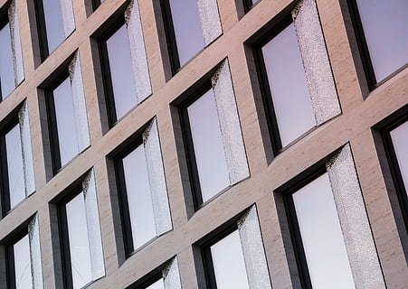costruzione, finestre di vetro, Basso, foto ad angolo, grigio, incorniciato, edificio a pannelli di vetro, facciata, finestra, bicchiere, modello, struttura costruita, Inquadratura dal basso, architettura, fotogramma intero, nessuno, esterno dell'edificio, sfondi, vetro - materiale, giorno, cielo, cielo sereno, legno - materiale, all'aperto, forma, design, di fila, 4K, CC0, dominio pubblico, privo di copyright