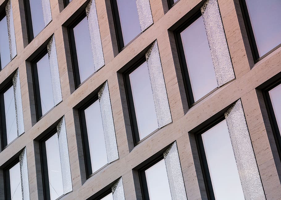 costruzione, finestre di vetro, Basso, foto ad angolo, grigio, incorniciato, edificio a pannelli di vetro, facciata, finestra, bicchiere, modello, struttura costruita, Inquadratura dal basso, architettura, fotogramma intero, nessuno, esterno dell'edificio, sfondi, vetro - materiale, giorno, cielo, cielo sereno, legno - materiale, all'aperto, forma, design, di fila, 4K