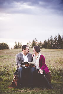 photo, livre de lecture homme, femme, gris, nuageux, ciel, homme, en portant, noir, livre, homme et femme, en plein air, affaires, homme d'affaire, Hommes, portable, personnes, homme d'affaires, deux personnes, la nature, adulte, Technologie sans fil, séance, travail, La technologie, travail en équipe, ethnie caucasienne, ordinateur, journée, l'Internet, costume, femmes, herbe, la coopération, la communication, lien, mi adulte, Vrais gens, champ, unité, les jeunes hommes, modes de vie, terre, toute la longueur, émotion, Activité de loisir, couple - relation, émotion positive, 5K