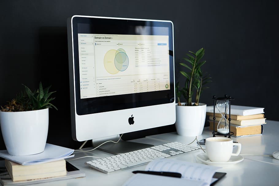 argento imac, bianca, tastiera, tazza, caffè, scrivania, computer, attività commerciale, ufficio, tavolo, lavoro, taccuino, tecnologia, Internet, spazio, del desktop, posto di lavoro, scrivania del computer, pc, moderno, creativo, camera, comunicazione, connessione, tecnologia wireless, mobilia, attrezzatura informatica, in casa, schermo del computer, boccale, pianta in vaso, Business aziendale, nessuno, pianta, cibo e bevande, pianta della casa, 5K