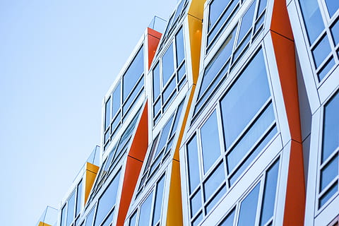 groc, vermell, concret, edifici, foto, edificis de colors variats, durant el dia, arquitectura, patró, forma, finestra, geomètric, casa, vidre, taronja, exterior de l'edifici, estructura construïda, blau, cel, vista d’angle baix, cel clar, modern, oficina, cap gent, naturalesa, vidre - material, exterior d’edifici d’oficines, ciutat, negocis, còpia espai, façana, aliatge, acer, 5K, CC0, domini públic, lliure de regalies