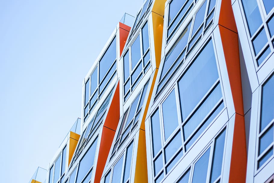 groc, vermell, concret, edifici, foto, edificis de colors variats, durant el dia, arquitectura, patró, forma, finestra, geomètric, casa, vidre, taronja, exterior de l'edifici, estructura construïda, blau, cel, vista d’angle baix, cel clar, modern, oficina, cap gent, naturalesa, vidre - material, exterior d’edifici d’oficines, ciutat, negocis, còpia espai, façana, aliatge, acer, 5K