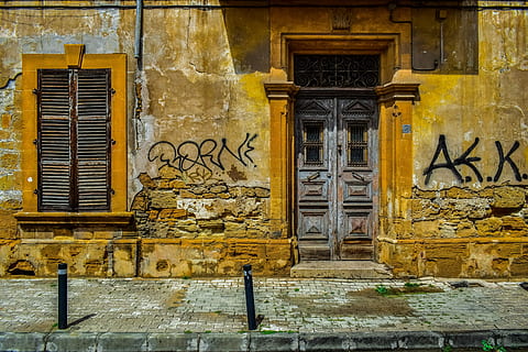 porta, finestra, parete, architettura, vecchio, Casa, cancello, Entrata, facciata, Lefkosia, nicosia, Cipro, anziano, intemperie, decadimento, grunge, sporco, danneggiato, grungy, crepa, rotto, abbandonato, arrugginito, corrosione, struttura costruita, esterno dell'edificio, costruzione, caratteristica della parete, giorno, nessuno, chiuso, giallo, all'aperto, storia, quartiere residenziale, il passato, 5K, CC0, dominio pubblico, privo di copyright