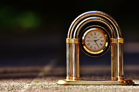 Uhr, Standuhr, dekorativ, Zeiger, Zeit, Tischuhr, golden, Zeit des, römische Zahlen, altmodisch, obsolet, keine Leute, Antiquität, Nahansicht, Navigationskompass, Tag, draußen, Spur, Richtigkeit, einzelnes Objekt, Fokus auf den Vordergrund, sehen, Studioaufnahme, Taschenuhr, Uhrzeiger, Stillleben, Metall, Instrument der Zeit, goldfarben, selektiver Fokus, Messinstrument, Ziffernblatt, schwarzer Hintergrund, silberfarben, 5K, CC0, gemeinfrei, lizenzfrei