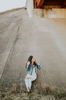 femeie, albastru, spălat, jacheta denim, alb, cămaşă, distressed, blugi, înclinare, beton, perete, femeie în albastru, blugi albastri, femei, în aer liber, o persoana, oameni, femele, adult, etnie caucaziană, stiluri de viață, tânăr adult, femei tinere, doar o femeie, doar femei, lungime totală, doar adulți, matur adult, haine casual, oameni adevărați, Activitatea de agrement, zi, vedere din față, par lung, in cautarea, coafura, natură, să se concentreze asupra primelor elemente, păr, femeie frumoasă, 5K, CC0, domeniu public, fără drepturi de autor