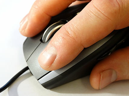 persoană, utilizând, negru, legat cu frânghie, șoarece, PC-șoarece, PC, accesorii pentru computer, defilare, clic, mouse-ul computerului, calculator, umană, tehnologie, degetul uman, dispozitiv de intrare, a închide, Internet, mână, partea corpului uman, parte a corpului, ocupaţie, deget, oameni, sănătate și medicină, echipament, în interior, stil de viata sanatos, deținere, echipamente de calcul, Echipament medical, adult, tastatură, 5K, CC0, domeniu public, fără drepturi de autor