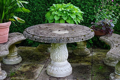 runden, grau, Beton, Säulentisch, Bänke, Pflanzen, Tabelle, Steintisch, Sitzbereich, idyllisch, formaler Garten, draußen, Pflanze, Natur, Wachstum, Tag, keine Leute, Kunst und Handwerk, grüne Farbe, Park, Park - menschgemachter Raum, Schönheit in der Natur, Skulptur, Blatt, Pflanzenteil, Blume, Wasser, Statue, blühende Pflanze, Vorder- oder Hinterhof, 5K, CC0, gemeinfrei, lizenzfrei