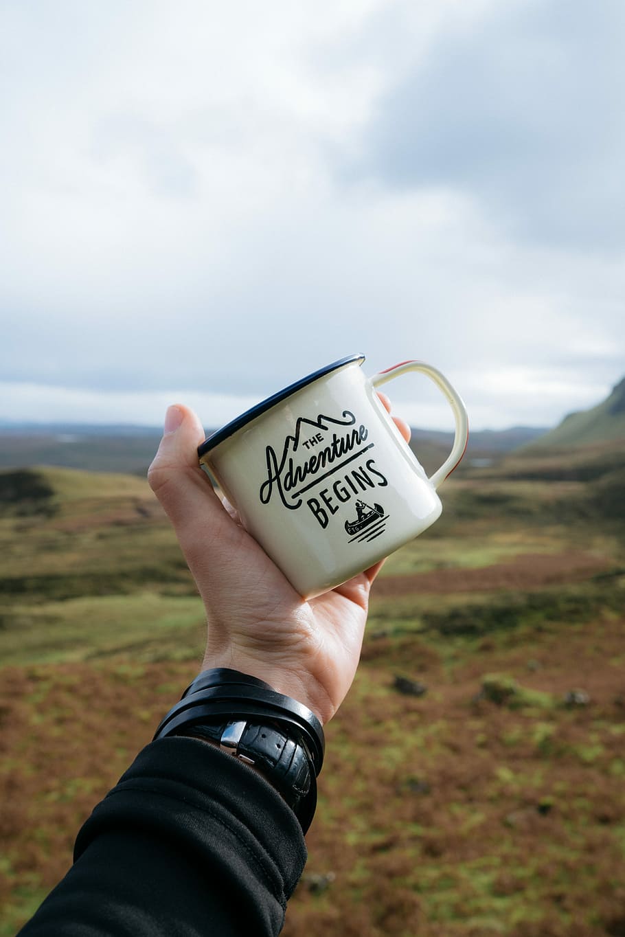 Person, halten, Beige, schwarz, Abenteuer beginnt-gedruckte Tasse, tagsüber, Zitat-bedruckte Tasse, Gebirgshintergrund, Hand, Becher, Zinnbecher, sehen, menschliche Hand, menschliches Körperteil, eine Person, echte Menschen, persönliche Perspektive, Himmel, nicht erkennbare Person, Natur, Körperteil, Fokus auf den Vordergrund, Text, Lebensstile, menschlicher Finger, Tag, Finger, Kommunikation, wolke - himmel, draußen, Botschaft, 4K