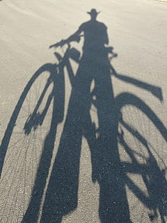ombre cinesi, umano, ispanico, ombra, persona, luce, cowboy, bicicletta, Ciclismo, persone, all'aperto, strada, uomini, ciclo, ciclista, mezzi di trasporto, concentrarsi sull'ombra, luce del sole, vista dall'alto, silhouette, persone reali, natura, stili di vita, modo di trasporto, giorno, persona irriconoscibile, veicolo terrestre, attività di svago, città, equitazione, lunga ombra - ombra, 2K, CC0, dominio pubblico, privo di copyright
