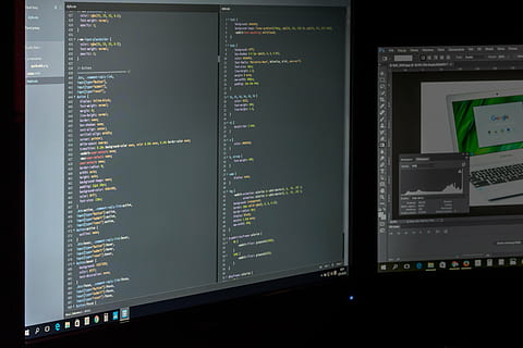 tourné, appartement, écran d'ordinateur, moniteur, studio de design graphique, tracfone, la programmation, html, css, créer des pages, photoshop, graphique, retouche, l'Internet, agence graphique, agence de publicité, agence interactive, studio, langage de programmation, ordinateur, technologies modernes, station graphique, foto studio, ingénieur, lancier, photographe, La technologie, personne, la communication, à l'intérieur, diagramme, affaires, équipement informatique, moniteur d'ordinateur, lien, texte, contrôle, équipement, illuminé, fermer, la finance, réseau informatique, prise de vue en studio, équipement électrique, serveur de réseau, 5K, CC0, domaine public, libre de droits