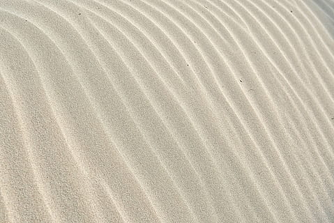 grijs zand, zand, patroon, Golf, structuur, zand achtergrond, wit, zand textuur, natuur abstract, natuur, zandduin, woestijn, achtergronden, getextureerde, strand, volledig kader, land-, geen mensen, golfpatroon, hoge hoekmening, landschap, detailopname, dag, scenics - natuur, textiel, schoonheid in de natuur, gestreept, natuurlijk patroon, kalmte, klimaat, droog klimaat, 5K, CC0, publiek domein, royaltyvrij