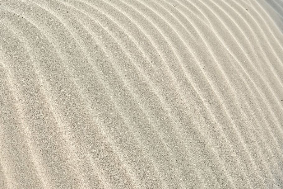 grauer Sand, Sand, Muster, Welle, Textur, Sand Hintergrund, Weiß, Sand Textur, Natur abstrakt, Natur, Sanddüne, Wüste, Hintergründe, texturiert, Strand, Vollbild, Land, keine Leute, Wellenmuster, High Angle View, Landschaft, Nahansicht, Tag, Szenen - Natur, Textil-, Schönheit in der Natur, gestreift, natürliches Muster, Ruhe, Klima, trockenes Klima, 5K
