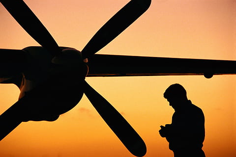 Silhouette, Mann, Sonnenuntergang, Hubschrauber, Himmel, Schraube, Ebene, Pilot, orange Farbe, Menschen, Hand, menschliche Hand, Seitenansicht, Erwachsene, Natur, hinterleuchtet, menschliches Körperteil, halten, draußen, Sport, nicht erkennbare Person, Männer, 4K, CC0, gemeinfrei, lizenzfrei