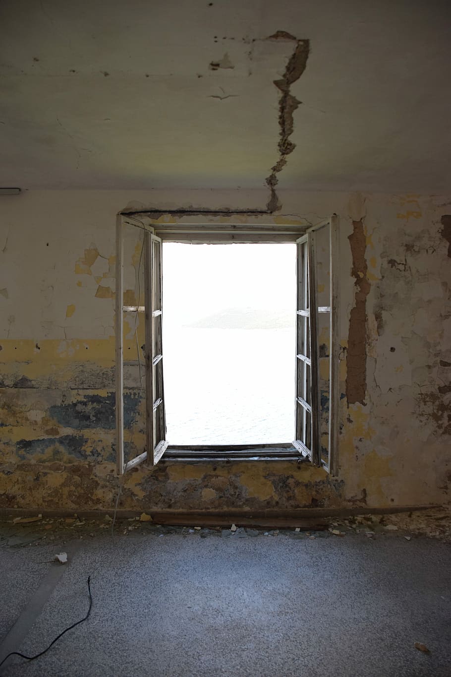 obert, blanc, finestra del panell, finestra, decaïment, enfonsar-se, paret, vell, edifici, arquitectura, brut, abandonat, resistent, marc, grunge, envellit, trencat, Europeu, a l'interior, cap gent, dia, estructura construïda, espatllat, vidre - material, aixafar, declivi, transparent, obsoleta, descamació, deteriorament, vidre, arruïnat, sostre, marc de finestra, 5K