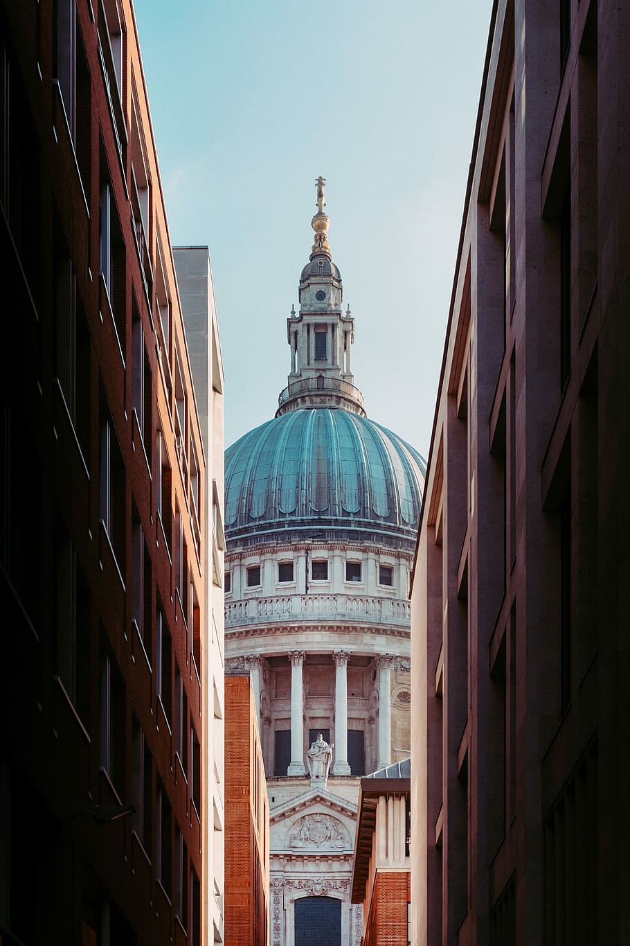 blanc, concret, edifici de la cúpula, cúpula de formigó, edifici, arquitectura, exterior de l'edifici, estructura construïda, ciutat, escena urbana, lloc famós, cúpula, Londres - Anglaterra, europa, cap gent, govern, cel, vista d’angle baix, naturalesa, dia, destinacions de viatge, lloc de culte, espiritualitat, viatjar, finestra, creença, el passat, a l'aire lliure, 4K
