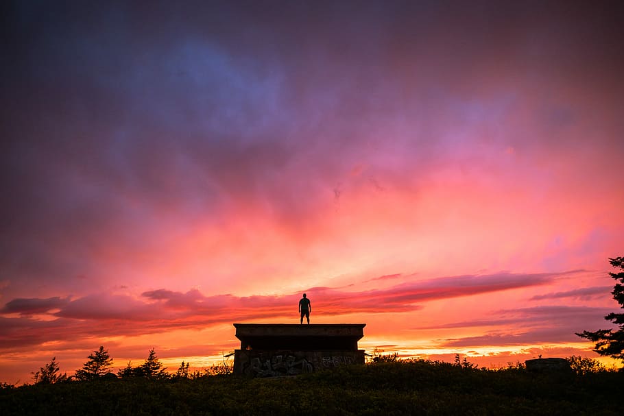 silueta, persona, de peu, sostre, casa, home, edifici, posta de sol, cel, monument, arbres, ww1, núvol, sol, caminada, oceà, n, retrat, bunker, núvol - cel, bellesa a la natura, escenics - natura, naturalesa, color taronja, arquitectura, escena tranquil·la, estructura construïda, tranquil·litat, terra, cel dramàtic, camp, exterior de l'edifici, paisatge, a l'aire lliure, escena no urbana, cap gent, porpra, 4K