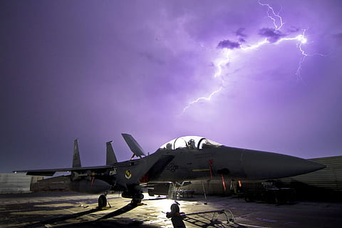 grigio, Jet, viola, cieli, cielo, nuvole, aereo, combattente, tempo metereologico, fulmine, notte, crepuscolo, sera, riflessi, tempesta, al di fuori, asfalto, militare, aeronautica, tramonto, veicolo aereo, nuvola - cielo, modo di trasporto, mezzi di trasporto, potere in natura, temporale, energia, nuvola temporalesca, natura, aeroporto, ambiente, Pista d'atterraggio, aereo commerciale, industria aerospaziale, aggressione, infausto, governo, 1080P, CC0, dominio pubblico, privo di copyright