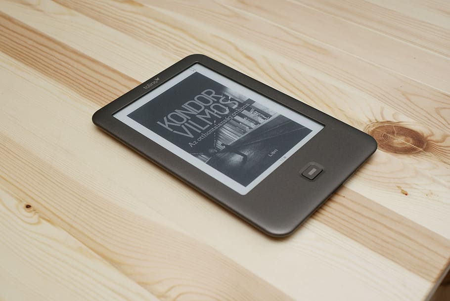 llibre electrònic, e-reader, brilli, paper electrònic, els tolinos brillen, ebook, tinta electrònica, llibre, tecnologia, cap gent, a l'interior, comunicació, primer pla, etiqueta del preu, material de fusta, vista d’angle alt, natura morta, taula, tecnologia sense fils, text, connexió, guió occidental, fusta, dispositiu d’informació portàtil, pantalla, marró, dia, pantalla del dispositiu, patró, gra de fusta, equipament elèctric, 4K