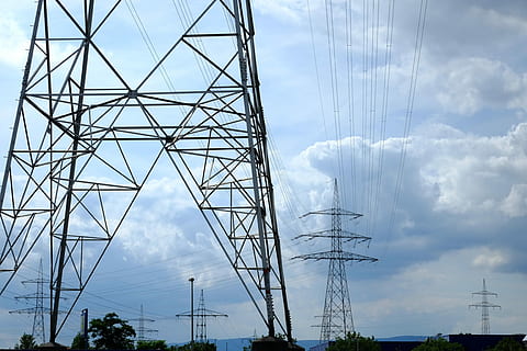actuel, pylône, électricité, les périphéries, strommast, ligne électrique, énergie, haute tension, les lignes électriques, ligne, lignes, isolateurs, poteaux électriques, caténaire, elektrik, risque, source de courant, tir faible angle, La technologie, lignes supérieures, bleu, smog électronique, champs alternatifs magnétiques, fils, les mâts, ciel, des nuages, Tension, distribution d'électricité, pylône électrique, câble, nuage - ciel, production de carburant et d'électricité, lien, structure construite, faible angle de vue, la nature, architecture, personne, journée, en plein air, complexité, Puissance, grand - haut, équipement électrique, 4K, CC0, domaine public, libre de droits
