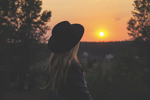 tampak belakang, backlit, Fajar, senja, malam, fedora, gadis, topi, pemandangan, cahaya, di luar rumah, orang, bayangan hitam, matahari, matahari terbit, matahari terbenam, pohon, wanita, satu orang, rambut panjang, langit, tampilan samping, rambut, orang sungguhan, alam, pakaian, tertembak di kepala, menanam, gaya rambut, potret, gaya hidup, kegiatan waktu luang, kedudukan, rambut pirang, warna oranye, tampilan profil, 4K