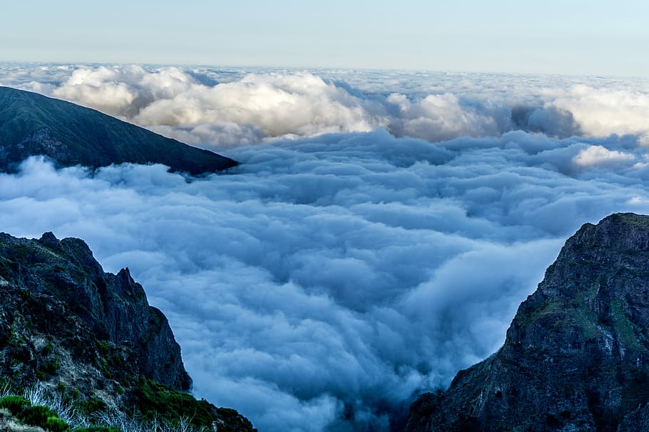 madeira, munţi, acoperit, nori, cer, uită în jos, Munte, viziune drone, nor, nor - cer, frumusețe în natură, scenice - natura, natură, o scenă liniștită, nici o persoana, liniște, scenă non-urbană, stâncă, zi, mediu inconjurator, obiect de rocă, idilic, în aer liber, geologie, la distanta, solid, varf de munte, craterul vulcanic, formare, de mai sus, 5K