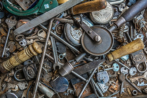sortierte Farbe, grau, Metallwerkzeuge, Werkzeuglos in verschiedenen Farben, Werkzeuge, alt, Schlüssel, sperren, Metall, große gruppe von gegenständen, High Angle View, Arbeitsgerät, Variation, Wahl, keine Leute, rostig, Stillleben, Fülle, Hintergründe, verlassen, obsolet, Nahansicht, Vollbild, Tag, drinnen, Werkzeug, Ausrüstung, Verschlechterung, 4K, CC0, gemeinfrei, lizenzfrei