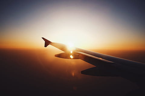 Person, Aussicht, Innerhalb, Ebene, Weiß, fliegend, Himmel, Sonnenuntergang, Flügel, Flugzeug, Flug, Transport, Verkehrsflugzeug, Luftfahrzeug, Flugzeugflügel, Reise, Luft, Blau, Transportart, wolke - himmel, Sonnenaufgang - Morgendämmerung, Fenster, Urlaube, Sonne, menschliche Hand, Sonnenlicht, Hand, menschliches Körperteil, Linseneffekt, Silhouette, Natur, Sonnenstrahl, eine Person, hinterleuchtet, Körperteil, draußen, in der Luft, Finger, 4K, CC0, gemeinfrei, lizenzfrei