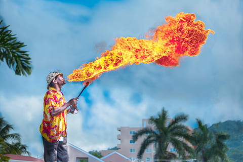 uomo, soffiando, gas, rendere, fuoco, giallo, rosso, superiore, bianca, nuvole, blu, cielo, giorno, mangiafuoco, fiamma, maschio, albero, una persona, detenzione, natura, in piedi, comunicazione, ardente, pianta, adulto, nuvola - cielo, abbigliamento casual, esterno dell'edificio, uomini, fuoco - fenomeno naturale, all'aperto, braccio umano, 4K, CC0, dominio pubblico, privo di copyright