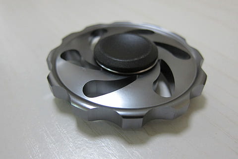 filatore fidget, divertimento, passatempo, agitarsi, mano, giocattolo, dito, gioco, tendenza, stress, aggeggio, messa a fuoco, alleviando, iperattività, bambino, ansia, bambini, metallo, in casa, girato in studio, cucina, attrezzature domestiche, nessuno, singolo oggetto, acciaio, vista dall'alto, utensile da cucina, ombra, avvicinamento, preparazione, pavimentazione, cucina domestica, lega, nastro adesivo, questioni sociali, mistero, alluminio, vasellame, 2K, CC0, dominio pubblico, privo di copyright