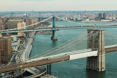Foto, grå, beton, suspension broer, legeme, vand, krop af vand, bro - menneskeskabt struktur, berømte sted, flod, bybilledet, arkitektur, USA, by, urban scene, by skyline, rejse steder, forbindelse, bygget struktur, transportmidler, bro, bygning udvendig, ingeniørarbejde, hængebro, himmel, rejsemål, rejse, turisme, natur, udendørs, skyskraber, kontorbygning udvendig, 5K, CC0, offentligt domæne, royaltyfrie